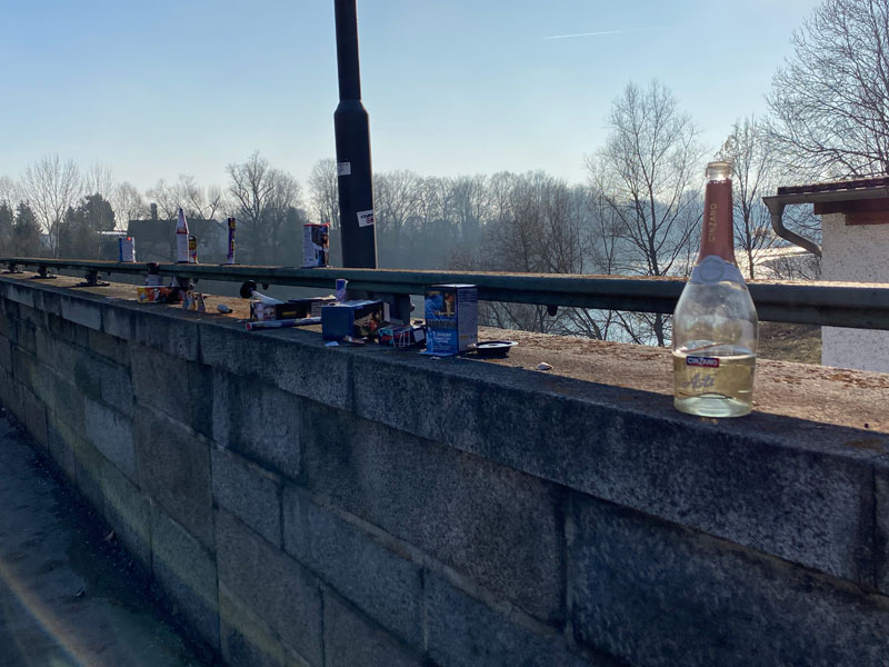 橋の手すりに置かれたままのボトルや花火のゴミ